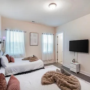 Holiday home Elegant 3br Family & Business Friendly Near Downtown With Free Parking, Wfh, & Wi-fi, Charlotte